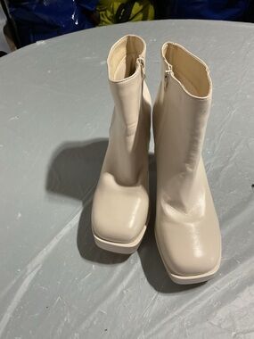 Women's Cream Zip Ankle Boots 1086